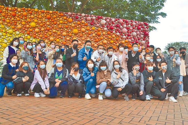 新北市文化局昨在莺歌陶博馆举办「玩美生活市集」，新北市长侯友宜与现场300位民眾参与「fun闪新北敲幸福」乱打秀体验，并与「许愿糖果墙」合照，盼为后疫新生活祈福。（蔡雯如摄）