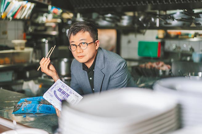 剧场导演王嘉明推出个人剧本集《王记食谱：料理莎士比亚》。（莎士比亚的妹妹们的剧团提供）