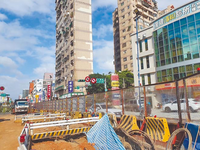 桃园市八德区有多处路段正在施作绿线捷运工程，民眾抱怨声音吵杂。（陈梦茹摄）