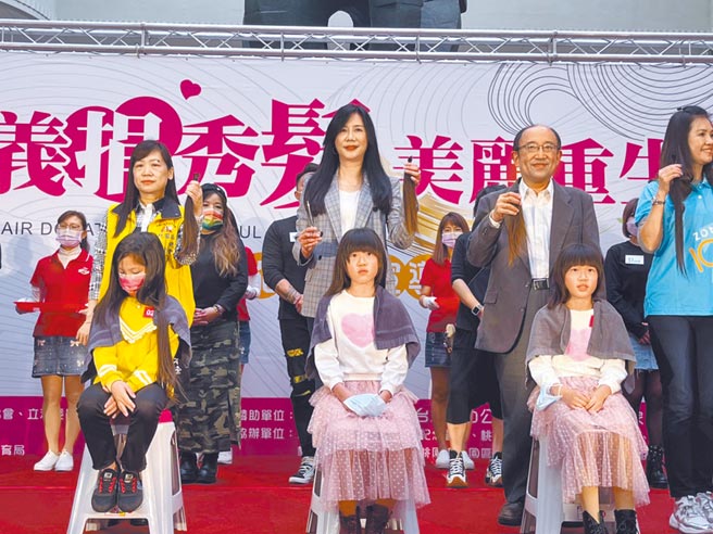 桃园市儿童少年保护协会创会理事长、立委万美玲（图中后），自2014年起与林口长庚医院癌症资源中心合作，发起「义捐秀髮，美丽重生」活动。（陈梦茹摄）