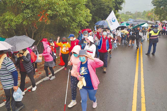 台南市政府劳工局在白河关子岭办健走活动，吸引近千人参加，也带夯当地的泡汤人潮。（台南市劳工局提供／张毓翎台南传真）