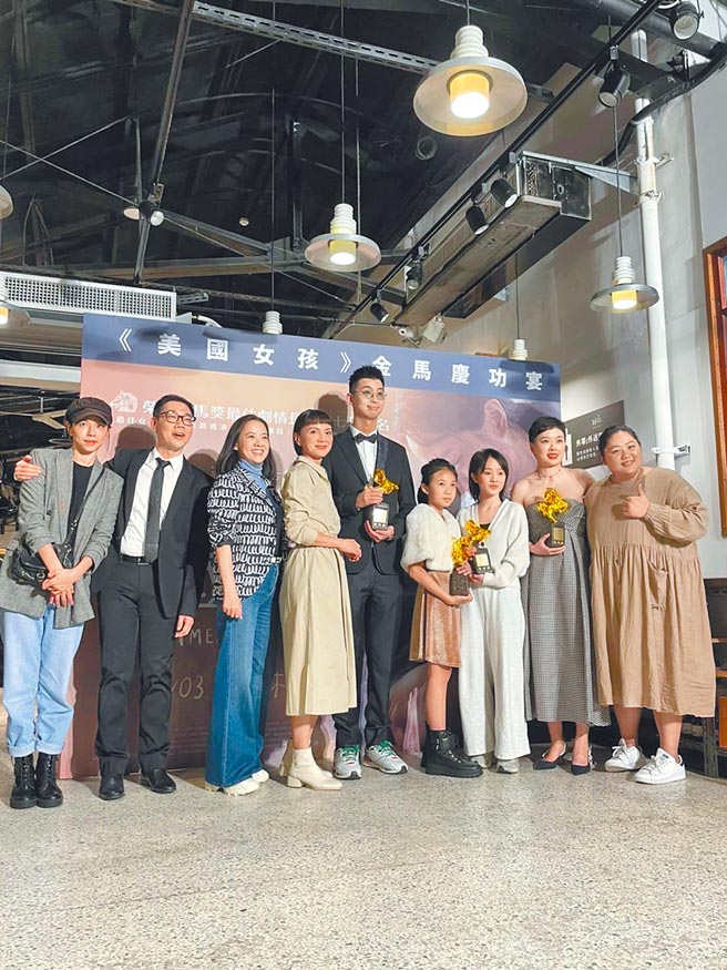 方郁婷（右三）主演《美国女孩》抱回4奖，剧组昨办庆功宴，李心洁（左四）也到场祝贺。（传影提供）