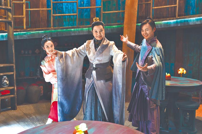 方宥心（左起）、唐美云、许富凯在《孟婆客栈》互动逗趣。（公视台语台提供）