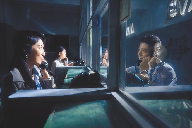 霍建华（右）惊喜现身《华灯初上》第8集，称来探监的杨谨华「姐」。（Netflix、百聿数码提供）