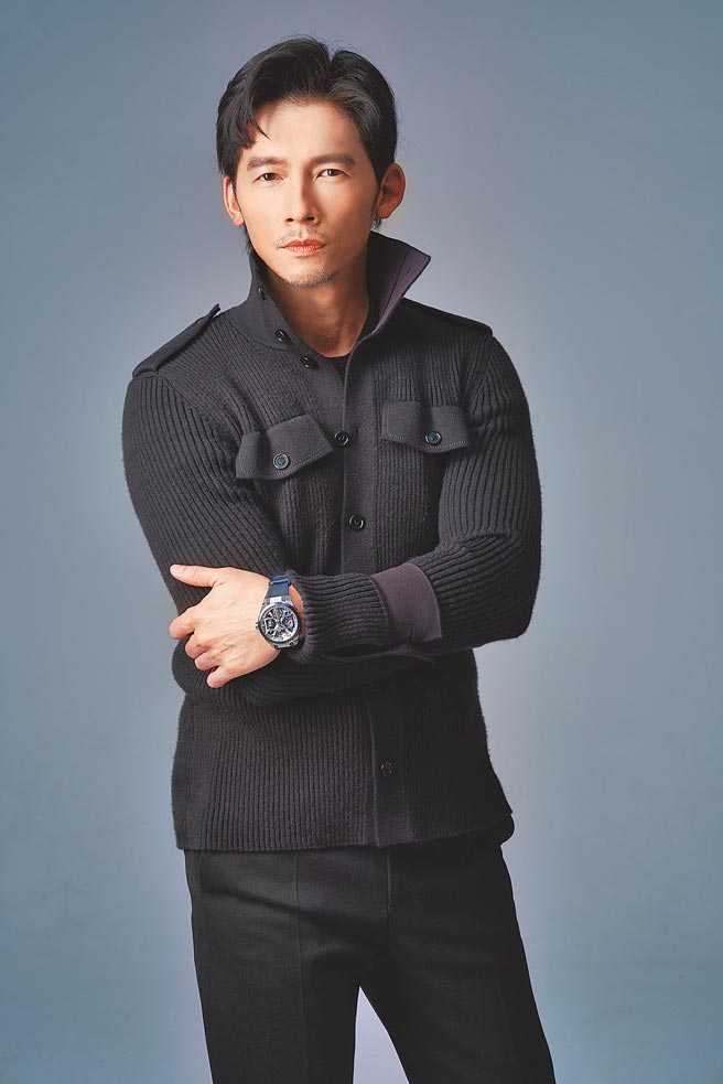 温昇豪在《茶金》劇中的暖男形象，深受女性觀眾的喜愛，佩戴雅典表Blast鏤空陀飛輪腕表151萬2000元。（JOJ PHOTO攝，服裝提供／Bottega Veneta）