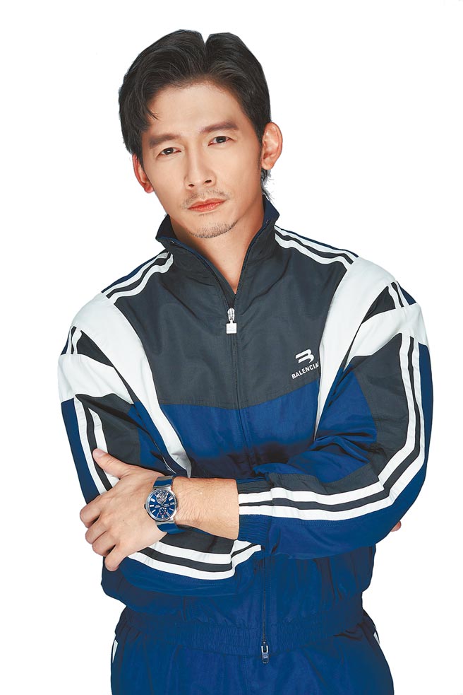 温昇豪是雅典表的愛好者，得知品牌推出百萬元以下的陀飛輪表，忍不住驚呼，雅典表航海系列藍面大明火琺瑯陀飛輪表99萬元。（JOJ PHOTO攝，服裝提供／Balenciaga）