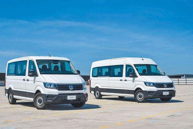 福斯商旅新款Crafter九人座客车两侧採用大面积固定式车窗，让乘客拥有更佳视野，中轴平顶版（左）228.8万元、长轴高顶版253.8万元。（台湾福斯商旅提供）