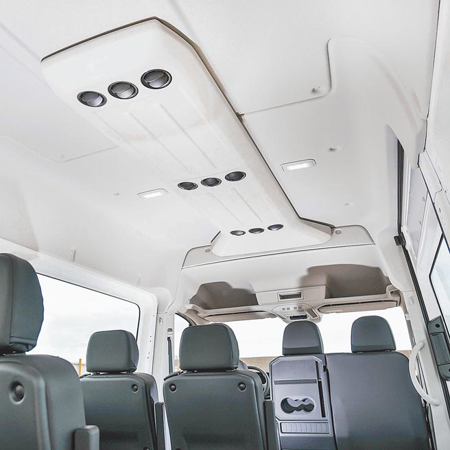 后舱标配独立空调与车顶出风口。（台湾福斯商旅提供）