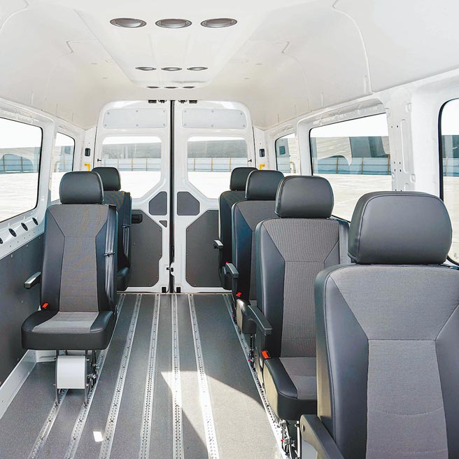 无段式滑轨地板与6组独立座椅。（台湾福斯商旅提供）