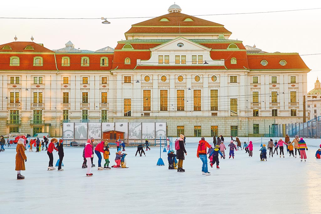 奧地利維也納一處滑冰場內，人們正在滑冰。奧地利最近在全國範圍「封城」，戶外滑冰是少數被許可的休閒娛樂活動之一。聯合國「世界觀光組織」（UNWTO）稱，由於新冠疫情，全球旅遊業今年將損失2兆美元。（新華社）