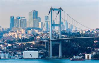 伊斯坦堡強勁怪風 騎士險落歐亞海峽公車神救援