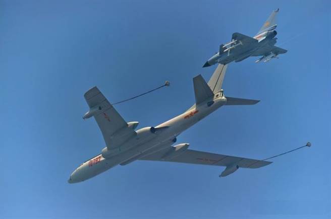 轰油-6是以轰炸机改装，做为空中加油机仍有许多不足之处，加油能量有限，发展出运油-20后，才真正形成共有远征武力的战略空军。（图／网路）