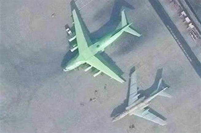 被外国卫星拍摄到的陕西阎良机场上的运油-20与轰油-6，证实运油-20已开始量产。（图／网路）