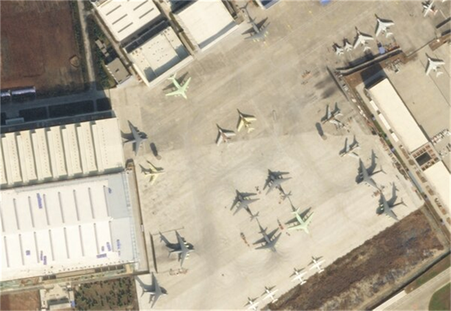 卫星拍摄到陕西阎良机场上大量的运-20与轰-6，其中有多架都是空中加油机，证实运油-20已加速量产。（图／网路）