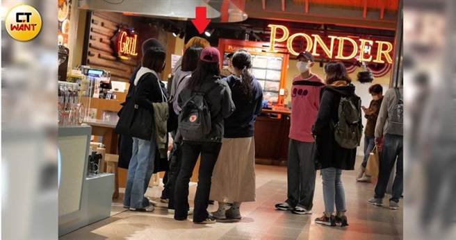 导演瞿友寧（红箭头所指）在松菸美食街与一群人围着聊天。（图／本刊摄影组）