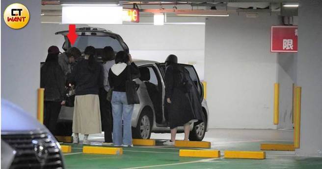 一行人前往停车场，瞿友寧（红箭头所指）先整理一下后车厢。（图／本刊摄影组）