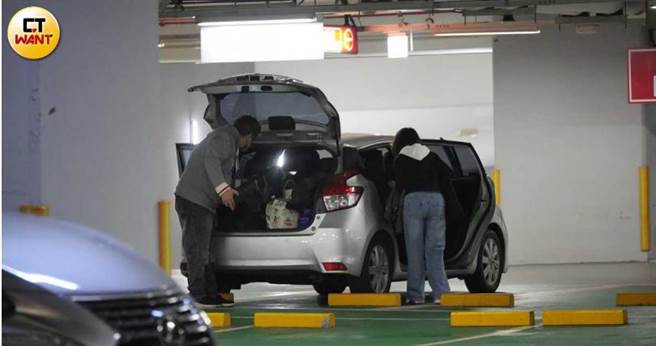 五个女生陆续上车，瞿友寧还在收车厢里的物品。（图／本刊摄影组）