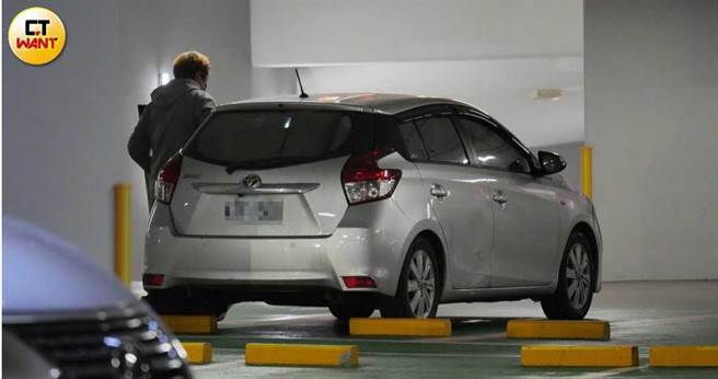 五人都挤上车之后，瞿友寧开门坐上驾驶座开车离去。（图／本刊摄影组）