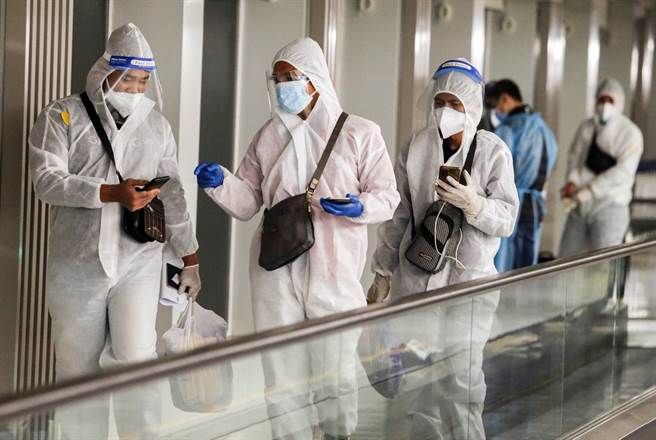 美国专家称「Omicron病毒可以1传50人，让医师沈政男听了大呼太扯了。图为民眾入境桃园机场的画面。（陈麒全摄）