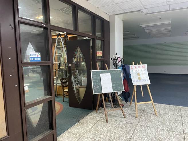 昨天有一名南华大学学生到中正大学撞球部撞球，却突然倒下撞到球台，急救无效身亡，图为中正撞球部外观。（张亦惠摄）