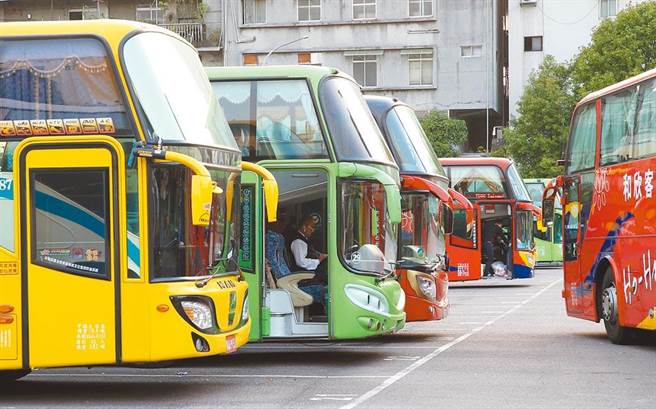 立院三读通过汽车行驶于高速公路或快速道路，大型车乘载4岁以上乘客未依规定繫安全者，处驾驶人3千元以上、6千元以下罚锾。（资料照）