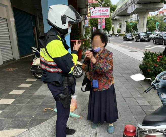 警方巡逻时发现85岁的陈姓阿婆，疑似受到惊吓杵在马路中央许久，在员警安抚下，阿婆情绪才渐渐缓和下来。（警方提供）