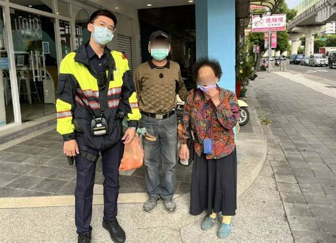经热心员警帮忙接听电话，才让民眾与85岁的陈姓阿婆平安团聚。（警方提供）