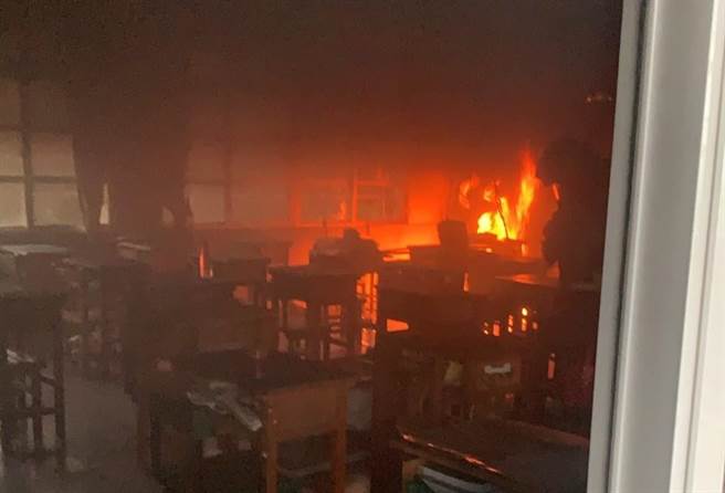 雲林縣立麥寮高中一間普通教室今（30日）早上6點半忽然冒煙起火燃燒。（民眾提供）