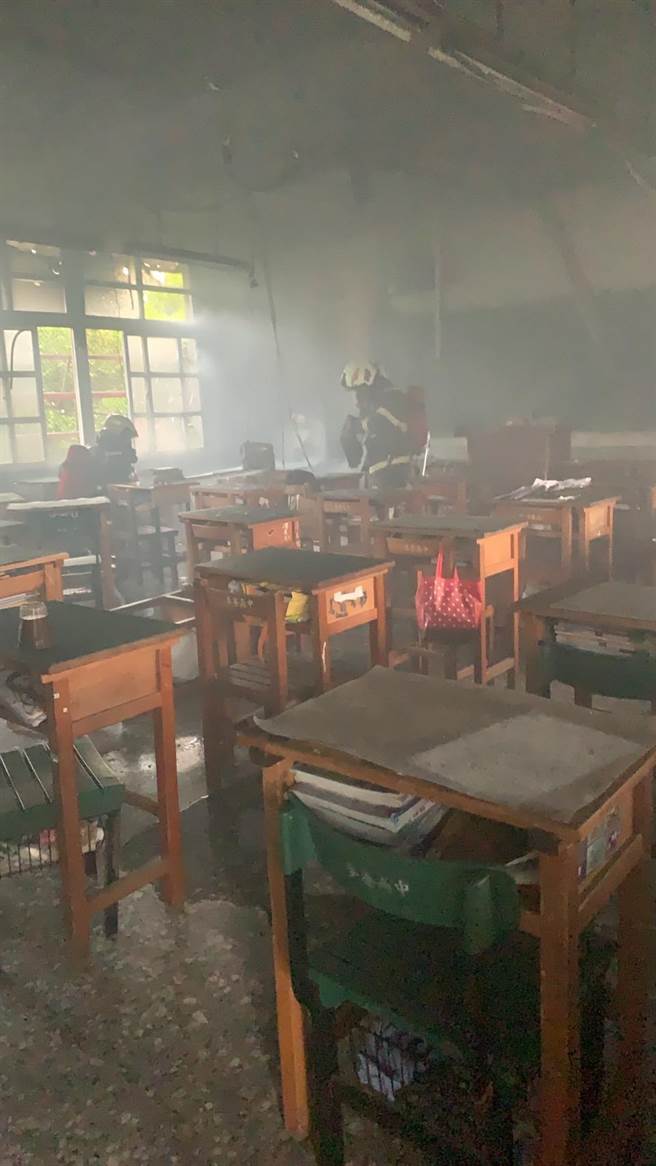 雲林縣消防局於6點31分獲報麥寮高中勤學樓3樓1間教室起火，台西麥寮北五分隊6 點40分抵達，6 點52分撲滅火勢。（雲林縣消防局提供）