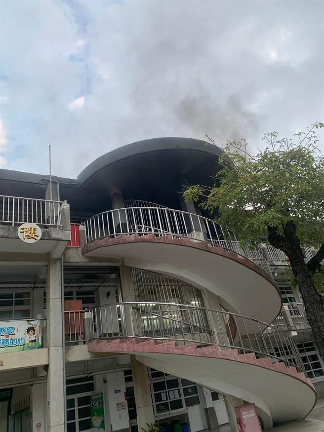 雲林縣消防局於6點31分獲報麥寮高中勤學樓3樓1間教室起火，台西麥寮北五分隊6 點40分抵達，6 點52分撲滅火勢。（雲林縣消防局提供）