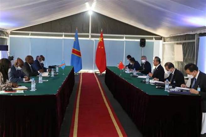 刚果接连发生中国公民遭绑架杀害案件，刚外长允王毅：严惩肇事凶手。（中国外交部网站）