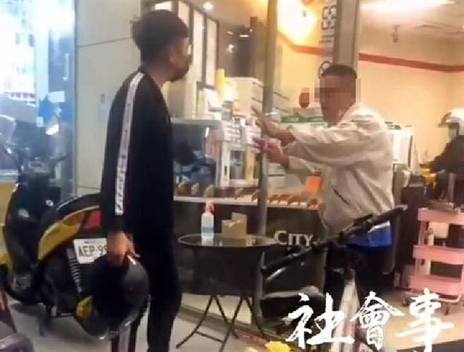 青年在超商前手持安全帽作势殴人，举动引起热议。(翻摄画面)