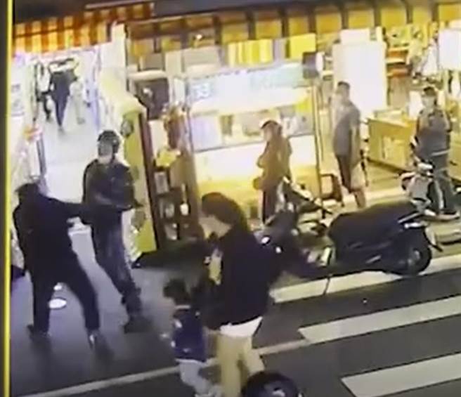 45岁王姓男子、50岁詹姓男子29日下午5时许，两人在新北市乐华夜市内疑因排队买饮料起口角纠纷，当街上演全武行互殴。（翻摄画面）