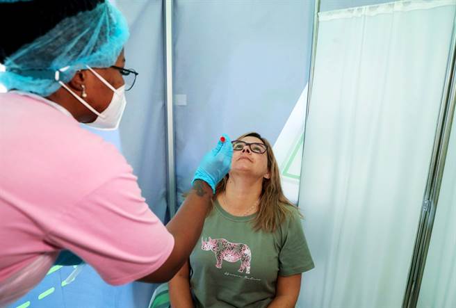 新冠变异株Omicron迅速流窜，一个月来南非新冠住院数激增63%。（图／路透社）