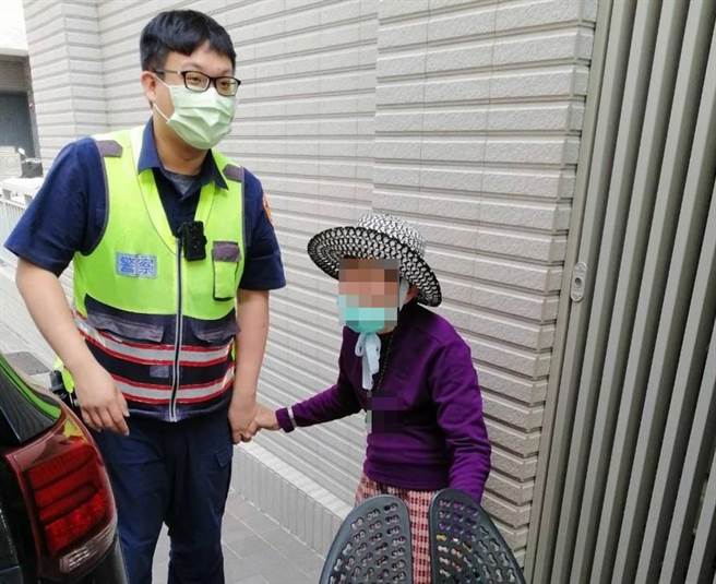 85岁张姓妇人日前推着辅助椅到附近公园散步，结果竟在最孰悉地点迷失了方向，经员警协助贴心护送返家。（台中市太平警分局提供／冯惠宜台中传真）