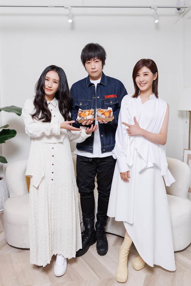 法兰和苏慧伦合唱〈我要我们在一起〉，阿信探班送上双胞胎。（相映音乐提供）