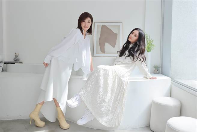 法兰和苏慧伦默契十足地穿上白色造型服，拍摄〈我要我们在一起〉MV。（相映音乐提供）