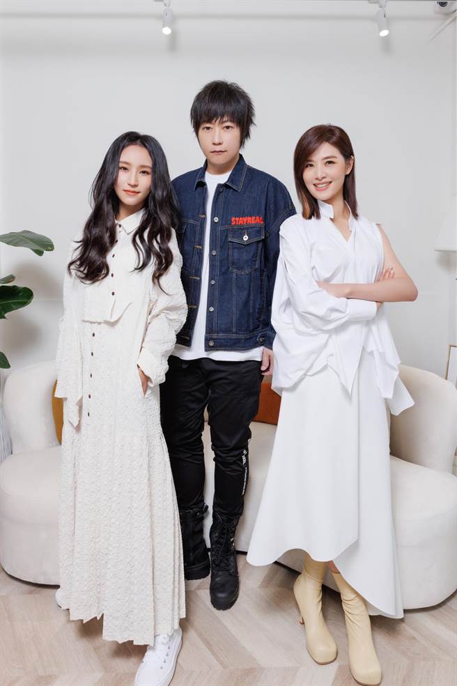 法兰和苏慧伦合唱〈我要我们在一起〉，阿信担任制作人。（相映音乐提供）