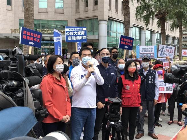 国民党主席朱立伦上午参加党籍立委费鸿泰举办的「1218场 公投全台宣讲」台北场，台北市议员秦慧珠、王鸿薇、有意角逐松山信义区的党内青年詹为元、满志刚等人都到场宣传公投立场。（赵婉淳摄）