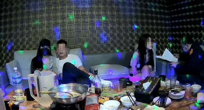 台中市警察局第二分局11月起深夜針對轄內營業場所執行擴大臨檢，訝然查獲雙十路仙樂絲KTV未申請即私自營業。（台中市二分局提供／馮惠宜台中傳真）