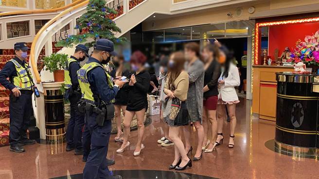 中市警第二分局自11月起加強規劃執行實施密集性封閉式臨檢及路檢，並於深夜針對轄內營業場所執行擴大臨檢清查顧客及店員身分。（台中市二分局提供／馮惠宜台中傳真）