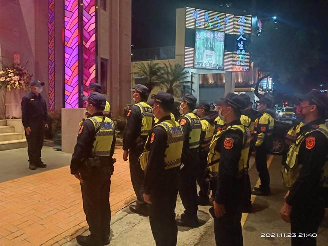 中市警第二分局自11月起加強規劃執行實施密集性封閉式臨檢及路檢，並於深夜針對轄內營業場所執行擴大臨檢清查顧客及店員身分。（台中市二分局提供／馮惠宜台中傳真）