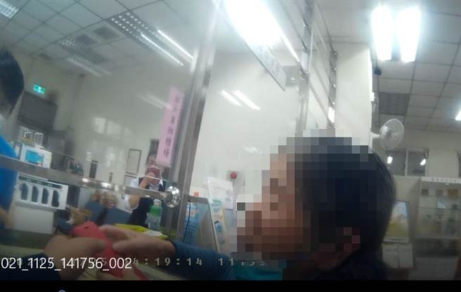 大甲警方及时阻诈，帮汤姓妇人保住18万元。（警方提供／陈淑娥台中传真）