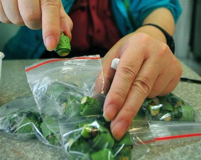 不少劳工族群习惯嚼食槟榔来提神取暖，但国民健康署提醒，即便是不含添加物的「菁仔」也会致癌，罹患口腔癌风险高5倍。（本报资料照）