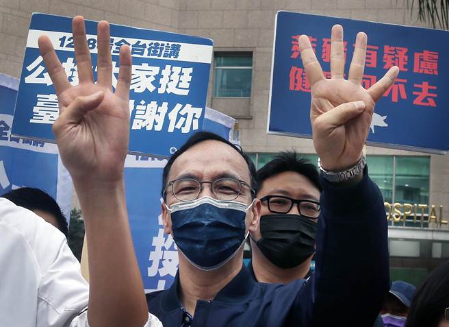 国民党主席朱立伦30日出席「1218场 公投全台宣讲」台北场活动，对于国民党推动的反莱猪及公投绑大选公投案，朱立伦表示非常有信心，也呼吁民眾投出四个同意票。（范扬光摄）