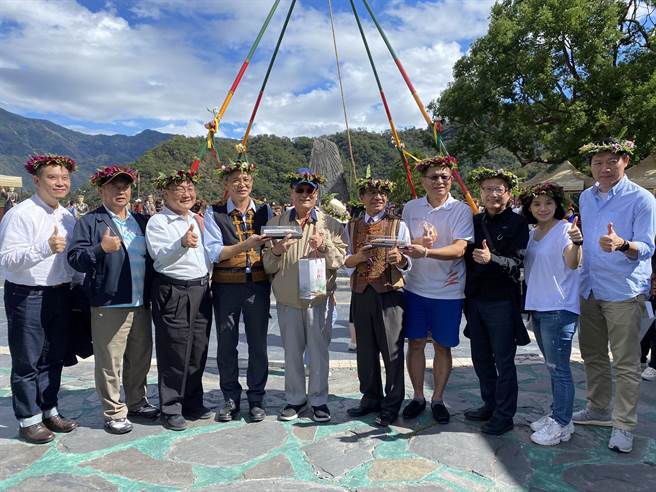 台湾高铁公司总经理郑光远（中）说，高铁与地方政府一起谈合作与优惠，在地农产想要促销，高铁也会组合在一起，大家合作增加了收益，吃喝玩乐也带动地方的工作机会。（陈佑诚摄）