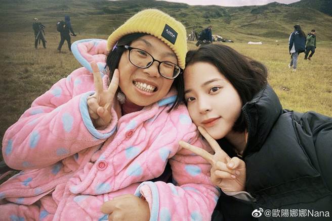 欧阳娜娜与赖敏合影。（图／翻摄自欧阳娜娜Nana微博）