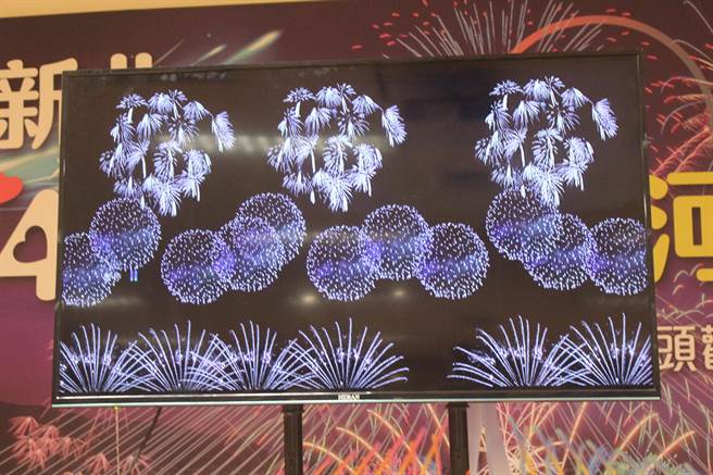 新北市政府今年首度举办跨年烟火活动，将于12月31日20时22分，在淡江大桥构台上施放13分14秒的烟火。图为模拟图。（陈慰慈摄）