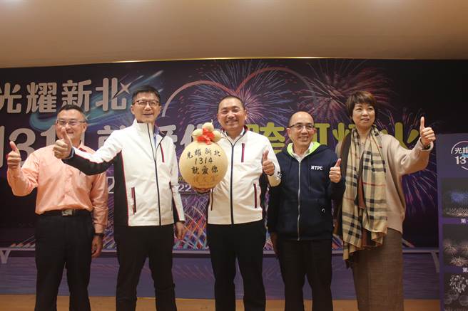 新北市长侯友宜（中）说，相信今年新北市跨年烟火秀会远胜台北101。（陈慰慈摄）