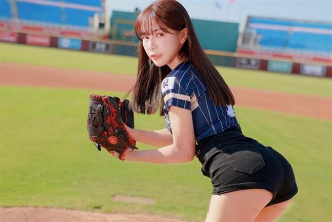 巫苡萱外型亮眼，过去却在感情中受重伤。(图/翻摄自巫苡萱IG)